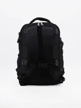 Mochila negra con múltiples compartimentos y correas ajustables.