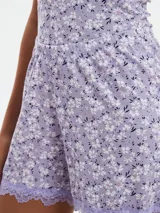 Short de pijama gris melange con cintura elástica y detalle de encaje blanco en el ruedo.