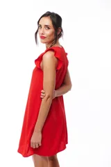 Vestido corto rojo con escote en V y volados en los hombros.