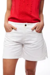 Short blanco de tiro alto con bolsillos laterales y botón dorado.
