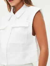 Chaleco sin mangas color off white con bolsillo frontal y cierre central.