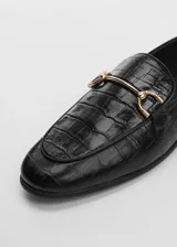 Zapato plano de piel bovino con efecto piel de cocodrilo y detalle metálico en la puntera.