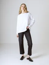 Camiseta blanca de algodón orgánico, de manga larga y corte holgado.