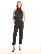 Tapado de lana color negro, con cuello alto fruncido, sin mangas y corte holgado.