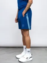 Short de entrenamiento Umbro Sync para hombre, color azul, de tejido elástico en cuatro direcciones con laterales en contraste.