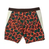 Bermuda de baño con estampado abstracto en tonos naranja, marrón y verde. Presenta cintura marrón con cordón de ajuste y paneles laterales en color crema.