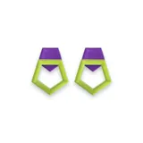 Par de aros colgantes con forma geométrica, compuestos por un pentágono amarillo translúcido y un pentágono fucsia calado.