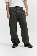 Pantalón carpenter de tela canvas color verde oscuro, tiro medio y corte relajado.
