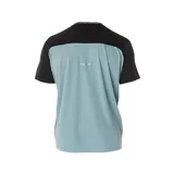 Remera Asics de hombre, de mangas cortas y cuello redondo. Diseño de dos tonos de negro, con logo de la marca en el pecho.