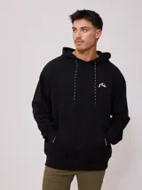 Canguro negro con capucha y cordones blancos, bolsillo tipo canguro y logo de la marca estampado en el pecho.