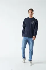 Remera de manga larga color marrón con estampado en el pecho.