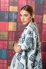 Camisa celeste con estampado de frutas y flores en azul, corte oversize y cuello mao.