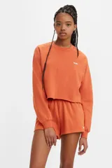 Conjunto deportivo Levi's color naranja, compuesto por un sweater corto con logo estampado en el pecho y shorts de cintura alta con ruedo desflecado.