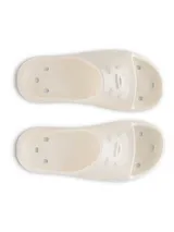 Sandalia de goma color crema con logo en relieve en la tira superior.