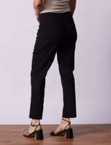 Pantalón negro de gabardina elastizada, marca Ruby Rd, corte recto. Tiene pretina ancha elastizada, bolsillos simulados en la parte delantera y bolsillos aplicados en la parte trasera.