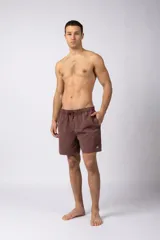 Short de baño gris con cintura elastizada y cordón ajustable. Tiene bolsillos laterales y logo de la marca en la pierna derecha.