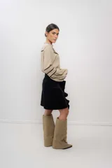 Minifalda negra de terciopelo con spandex y volantes en diagonal.