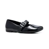 Zapato de cuero charol negro con correa sobre el empeine y hebilla metálica.