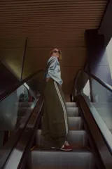 Pantalón ancho verde oliva con bolsillos cargo y aplique de cinta con rayas blancas en los laterales.