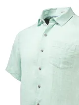 Camisa de manga corta color verde agua, confeccionada en lino orgánico. Tiene cuello italiano, calce regular y cierre con botones.