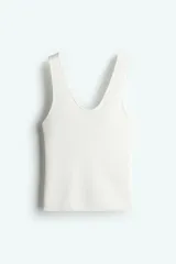 Musculosa de punto fino color blanco, entallada con escote en U adelante y atrás.