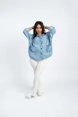 Sobrecamisa de denim, de corte holgado, con botones frontales y bolsillos delanteros.