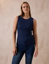 Musculosa celeste en tejido acanalado, con cuello a la base y sin mangas.