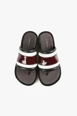 Sandalia con base alta, capellada ancha con acabado brillante y estructura acolchada. Suela dentada.