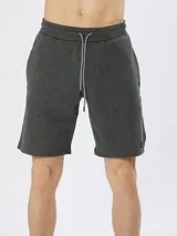 Bermuda gris claro de felpa con cintura elástica ajustable con cordón.