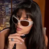 Lentes de sol oversize con montura color hueso y lentes color chocolate.