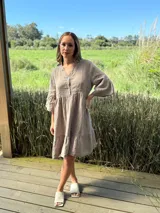 Vestido corto azul eléctrico de lino, con cuello mao, escote con botones de nácar y mangas 3/4 con volados.