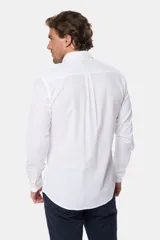 Camisa de lino blanca de manga larga, con bolsillo en el pecho con logo bordado y botones personalizados.