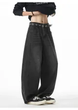 Pantalón de jean azul claro lavado, de corte muy amplio y holgado (baggy fit), con cintura elástica y bolsillos delanteros y traseros.