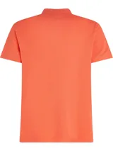 Chomba Tommy Hilfiger 1985 color naranja, de corte regular, con cuello tipo chomba, cartera de dos botones y logo bordado en el pecho.