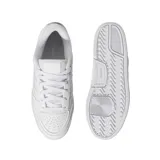 Championes Adidas Turnaround blancos con suela de plataforma, diseño inspirado en el básquet y exterior de material sintético.