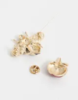 Set de dos prendedores: uno con forma de manzana roja mordida con hoja verde y detalles de strass, y otro con forma de abeja con cuerpo a rayas negras y doradas y alas con strass.