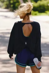 Buzo de algodón y poliéster color blanco, de manga larga y cuello redondo.