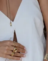 Anillo abierto de bronce con diseño texturizado.