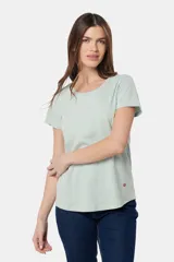 Remera azul de algodón y poliéster, de corte recto, cuello redondo y manga corta.