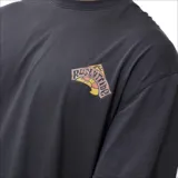 Remera gris de manga corta con cuello redondo y logo estampado en el pecho.