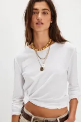 Camiseta de manga larga color blanco, de corte ajustado y cuello redondo.