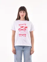Remera blanca de algodón con cuello redondo y estampado de anteojos de sol en tonos rosados.