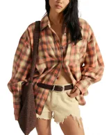 Camisa de franela de algodón con estampado de cuadros en tonos naranja, verde claro y gris. Presenta un corte amplio, cuello camisero, botones frontales y bolsillo de parche en el pecho izquierdo.