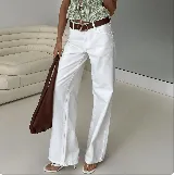 Pantalón de jean blanco de corte recto y tiro medio.