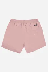 Short de baño liso color salmón, con cintura elástica y cordón de ajuste blanco. Posee bolsillos laterales y un bolsillo trasero. Lleva un pequeño logo triangular de goma en la parte inferior izquierda.