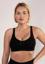 Soutien deportivo negro de microfibra sin costuras, sin aro ni copa, con breteles anchos y espalda deportiva.