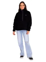 Buzo polar gris de mujer con cuello alto abotonado y bolsillo tipo canguro. Tiene un parche redondo con el logo de Cat en el lado izquierdo del pecho y broches con el logo de Cat en la parte delantera.