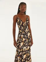 Vestido largo con estampado de hongos en tonos negro, beige y naranja, con tirantes delgados y escote en V profundo.