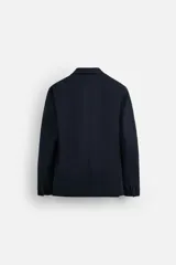 Blazer azul marino de corte recto, con cuello de solapa de muesca, cierre frontal con dos botones, bolsillos de solapa en la cadera y aberturas en la espalda. Confeccionado en tejido de algodón con elasticidad y sin forro interior.