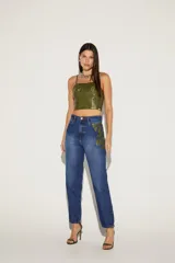 Pantalón de jean azul con corte recto y aplique bordado en verde en el muslo.